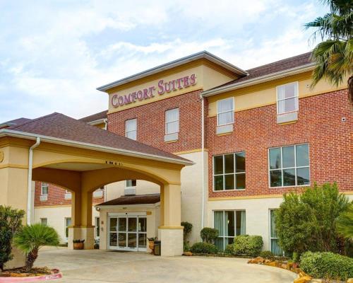 a hotel with a sign that reads comfort suites at Comfort Suites University Drive in College Station