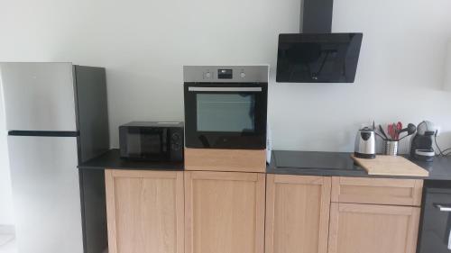 La cuisine est équipée d'un four micro-ondes et d'un réfrigérateur. dans l'établissement chez Marie et Xav, à Frasne-les-Meulières
