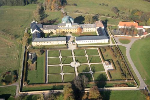 an aerial view of a large house with a large garden at Chatka na břehu rybníka Pupek in Kohoutov