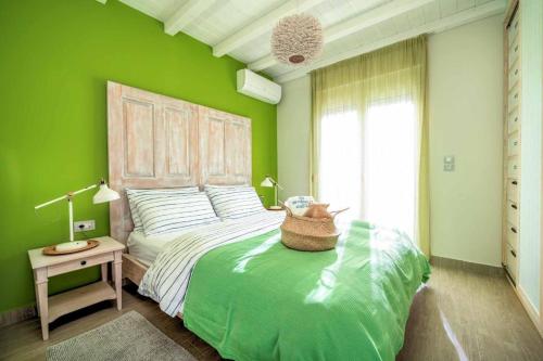 Una cama o camas en una habitación de Seabreeze Villa - with Jacuzzi & heated pool