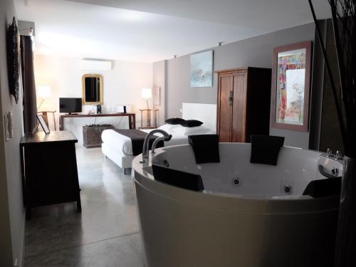 Postel nebo postele na pokoji v ubytování Be Loft B&B Pool & Spa