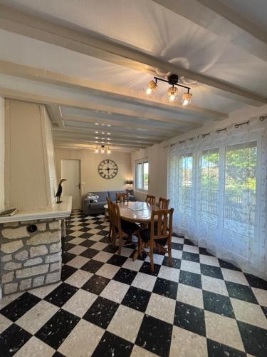 une salle à manger avec une table et une cheminée dans l'établissement Gîte La Bienvenue, à Saint-Martin-Plage