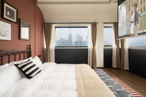 a bedroom with a bed and a large window at 重庆大野江景民宿 in Chongqing