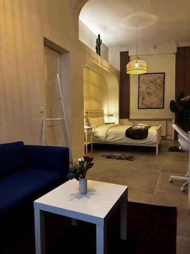 Postel nebo postele na pokoji v ubytování 6 Stylish & Comfortable Studios , Heart of Gent