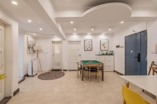 a kitchen with a table and chairs in a room at 重庆大野江景民宿 in Chongqing