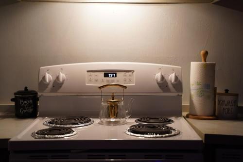 Una cocina o cocineta en Grandmama's House with Pool