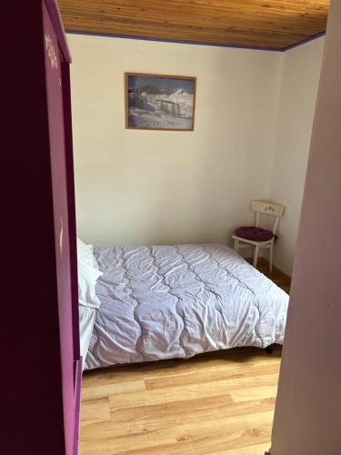 a bedroom with a bed and a picture on the wall at le Belvédère Maison d hotes in Sainte-Anne