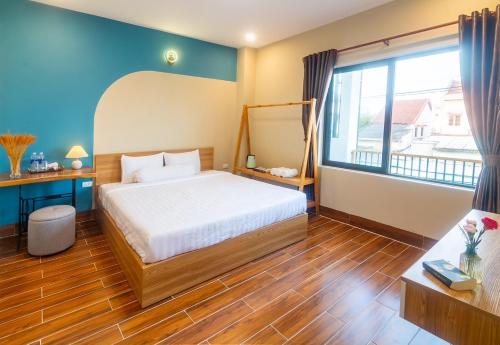 a bedroom with a bed and a large window at Tai Nhien Homestay in Tân Thành (1)