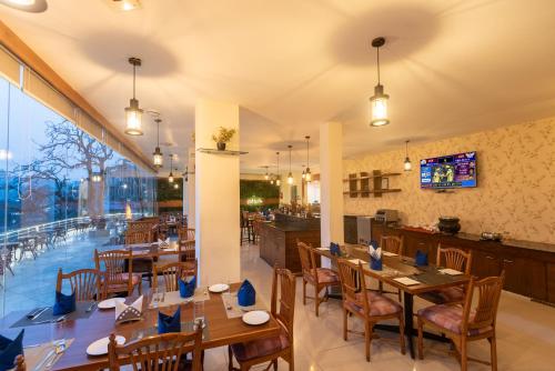Televisyen dan/atau pusat hiburan di Tulip Inn Green Castle Mall road