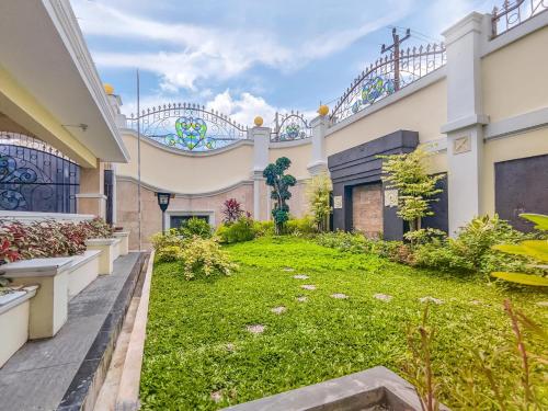 an exterior view of a house with a yard at Palma Villa Homestay Klaten in Kuwoso