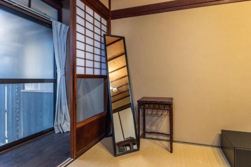 a room with a mirror and a window at Shiki Homes HARU in Kyoto