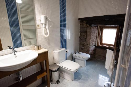 een badkamer met een toilet en een wastafel bij A Lagosta Perdida in Montezinho