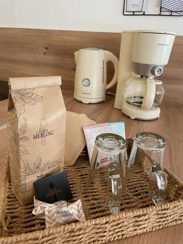 un panier avec un mixeur et des verres sur une table dans l'établissement Studio en hyper centre, à La Rochelle