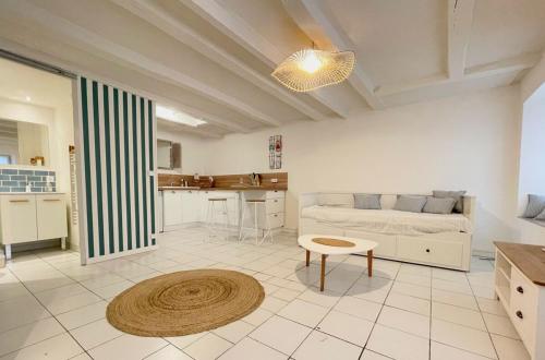 un salon avec un lit et une cuisine dans l'établissement Studio en hyper centre, à La Rochelle