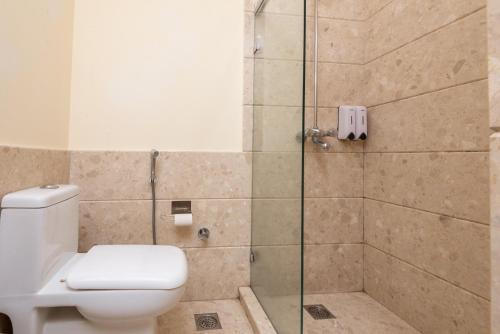 Bilik mandi di Tulip Inn Green Castle Mall road
