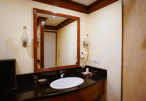 Bilik mandi di Tulip Inn Green Castle Mall road