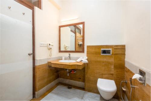 Bilik mandi di Tulip Inn Green Castle Mall road