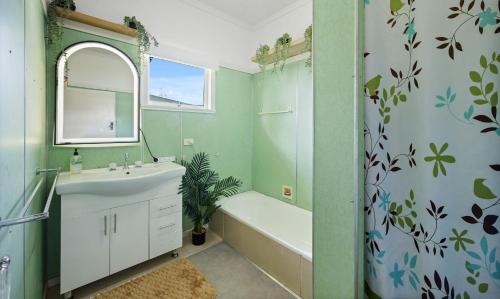 un bagno con vasca, lavandino e doccia di King Bed, Walk To Beenleigh Village & Marketplace Bedroom2 a Beenleigh