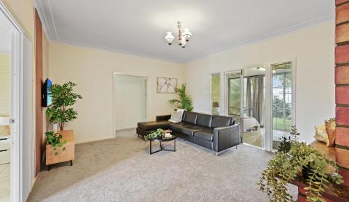 Un lugar para sentarse en King Bed, Walk To Beenleigh Village & Marketplace Bedroom2