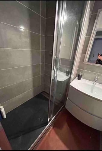 une salle de bain avec douche et lavabo dans l'établissement Grand appartement de 100M2 -Allée Paul Riquet Béziers - 4chambres - Wifi- Tv connectée, à Béziers