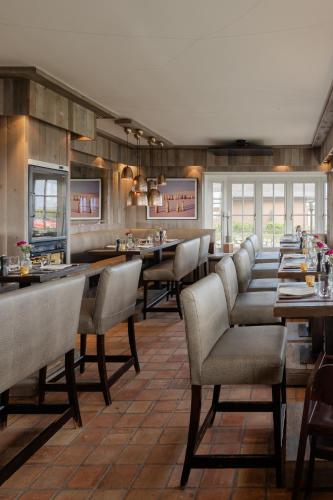 a dining room with chairs and tables in a restaurant at Strönhof Kampen in Kampen