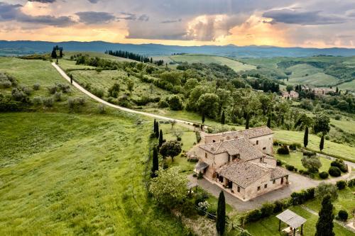 een luchtfoto van een huis in een veld bij Podere Montechiari - Nonna e Maria in Montalcino