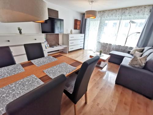 Una sala de estar con una mesa de comedor y un sofá. en BodenSEE Apartment Wasserburg Sonnhaldenstraße, en Wasserburg