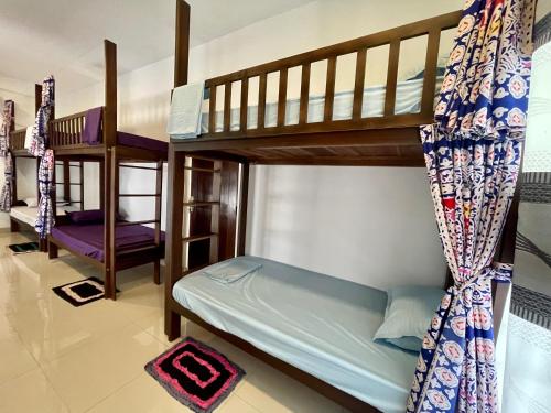 Postel nebo postele na pokoji v ubytování Curly Hostel Negombo