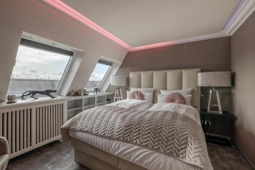 a bedroom with a large bed and a window at Strönhof Kampen in Kampen