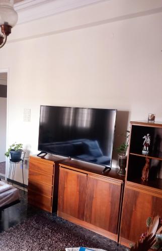 Televisyen dan/atau pusat hiburan di Nikos apartment