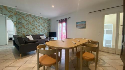 Posezení v ubytování OASIS URBAINE maison de plain pied avec terrasse et jardin