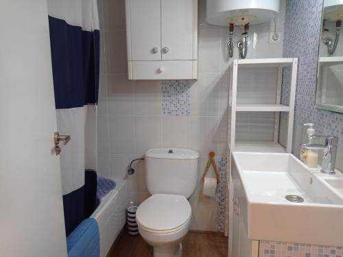 Kúpeľňa v ubytovaní Xaloc Solo Familias Serviplaya