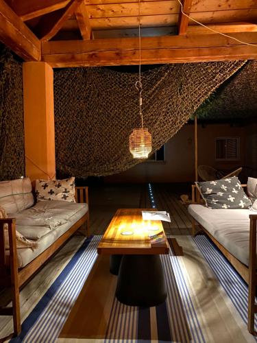 un salon avec un canapé et une table dans l'établissement Villa contemporaine au calme proche mer et golf, à Saint-Cyr-sur-Mer