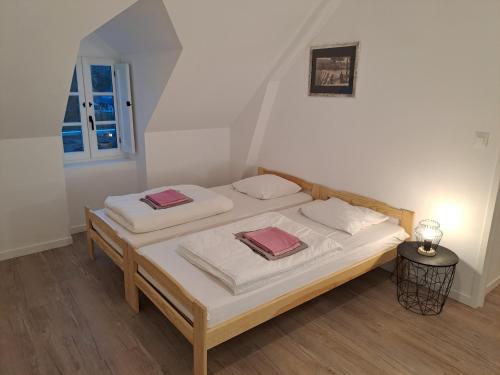 une chambre avec un lit avec deux oreillers dessus dans l'établissement Maison du barragiste, à Allineuc