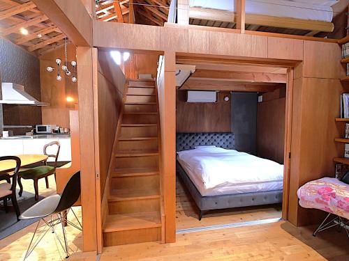 熊本市にあるSUMITSUGU HOUSE Atelierの二段ベッド1組(階段付)が備わる客室です。