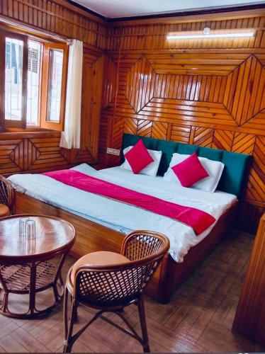 Postel nebo postele na pokoji v ubytování Boho Hill & Lake View Nainital