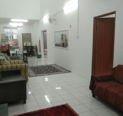 Ruang duduk di Small house surrounding with nature
