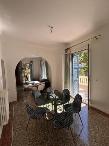 - un salon avec des chaises, une table et un canapé dans l'établissement Seaside Jungle Retreat, à Nice