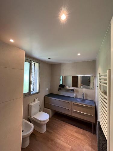 une salle de bain avec toilettes et lavabo dans l'établissement Seaside Jungle Retreat, à Nice