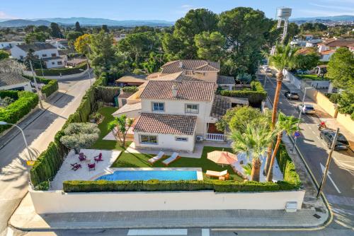 an aerial view of a house with a swimming pool at Villa Elia, Cinema, Gym, KidsRoom, Pool & BBQ in La Eliana