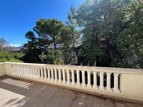 Een balkon of terras bij Seaside Jungle Retreat
