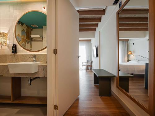 Koupelna v ubytování Ibis Styles Maragogi - O primeiro Ibis Styles pé na areia do Brasil