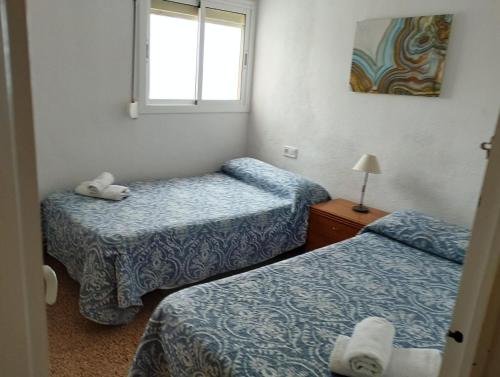 Ένα ή περισσότερα κρεβάτια σε δωμάτιο στο Apartamento con vistas al mar! Comaruga