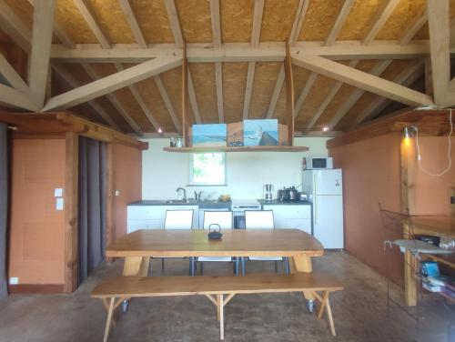 - une cuisine avec une table en bois dans une chambre dans l'établissement La Maison du Charpentier, à Saissac