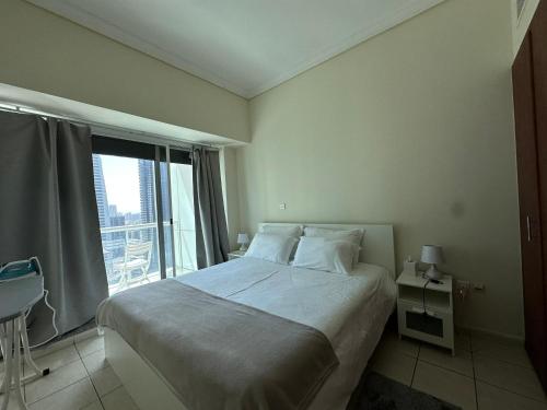 Lake View 1br apartment JLT 1 min to metro房間的床