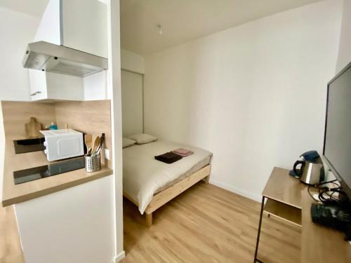 Cette petite chambre comprend un lit et une cuisine. dans l'établissement Heart of Rouen, à Rouen