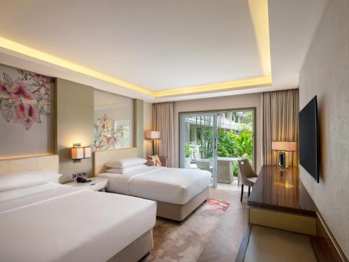 Cama ou camas em um quarto em Sheraton Bandung Hotel & Towers