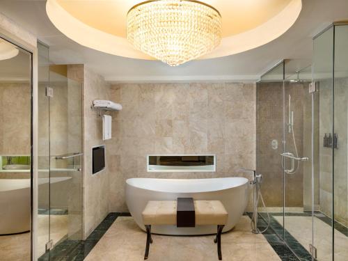 Um banheiro em Sheraton Bandung Hotel & Towers