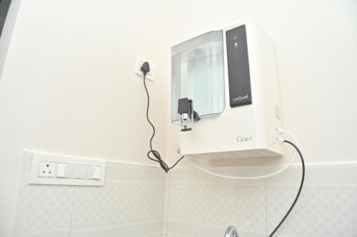 een spiegel aan een muur in een badkamer bij AVO Nest Kondapur - 1 BHK Fully Furnished Penthouse #601 in Kondapur