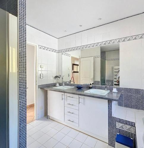 une salle de bain avec deux lavabos et un grand miroir dans l'établissement Gîte de Pech de Monfabes, à Villeneuve-sur-Lot